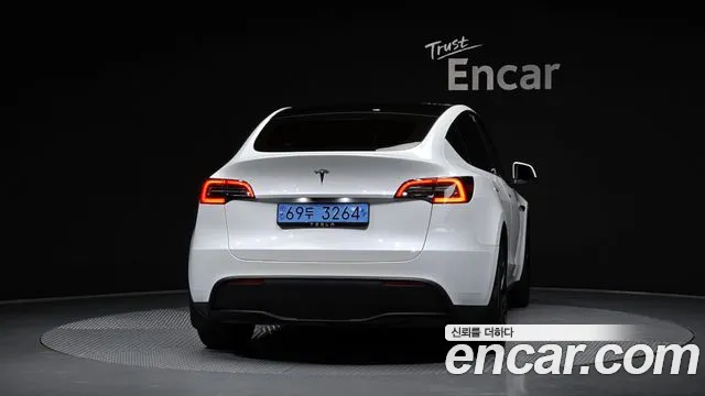 Tesla Model Y 2024